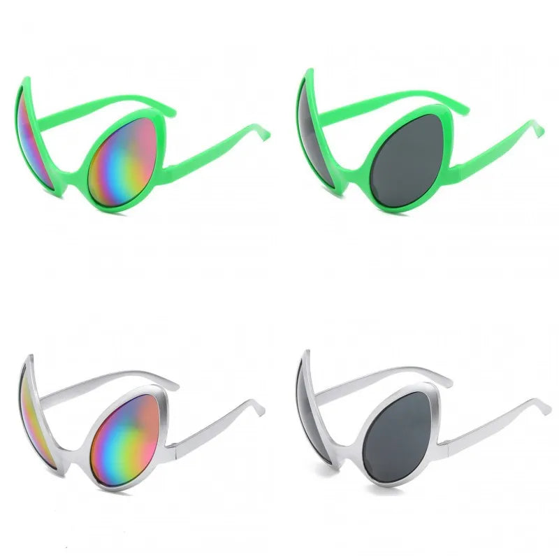 Quatre modèles de lunettes extraterrestres, montures vertes et argentées.