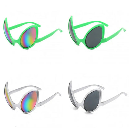 Quatre modèles de lunettes extraterrestres, montures vertes et argentées.