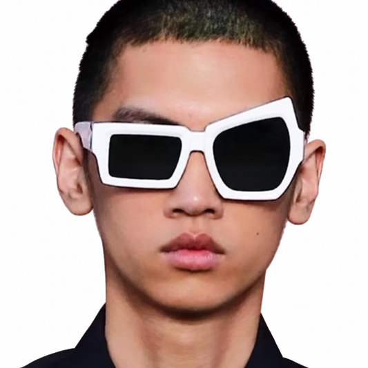 Lunettes fantaisie asymétriques blanches portées de face.