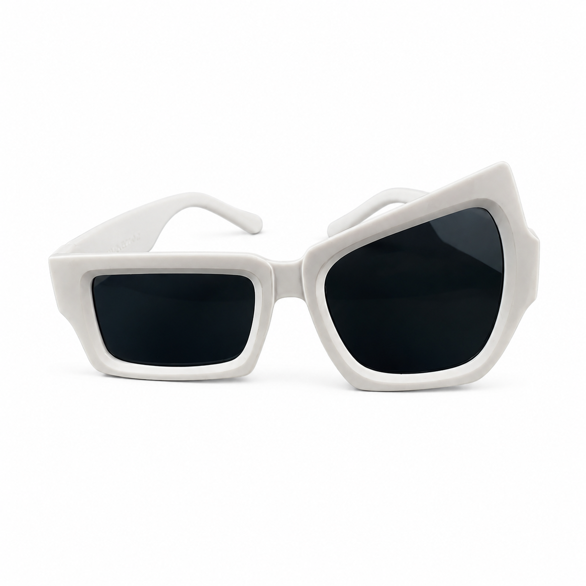 Lunettes fantaisie asymétriques blanches, vue avant avec branches ouvertes.