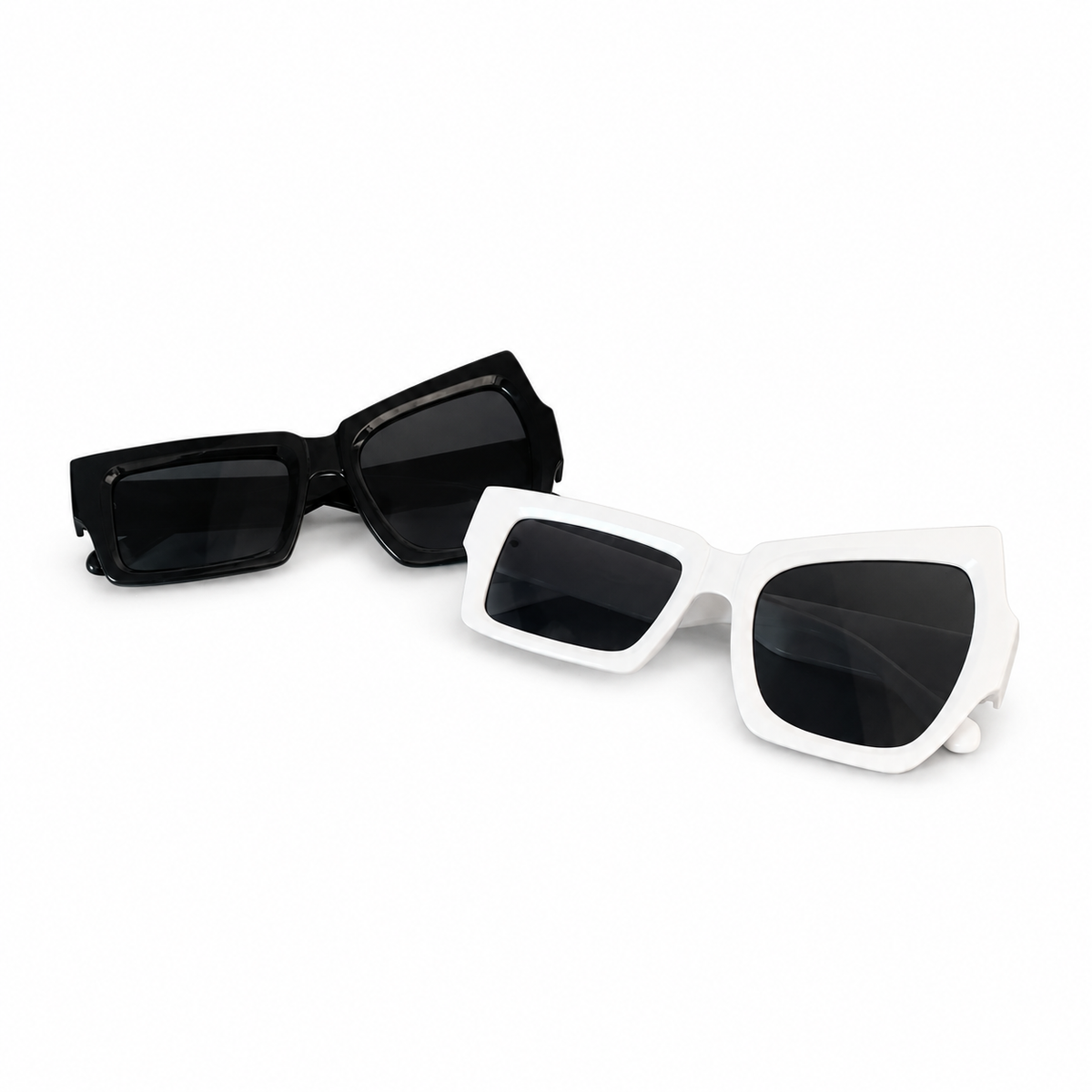 Lunettes fantaisie asymétriques présentées en noir et en blanc.