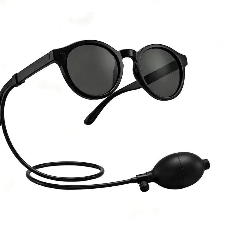 Lunettes noires à jet d’eau avec tuyau souple et poire, vue du produit.