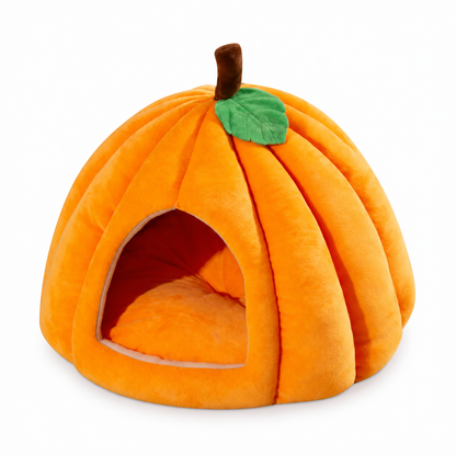 Niche citrouille orange en peluche avec coussin, sur fond blanc